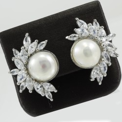 Fashionable Silver Earring With With fresh water Pearl Pearl