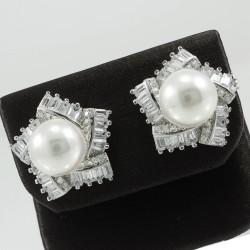 Fashionable Pearl Stud Earring