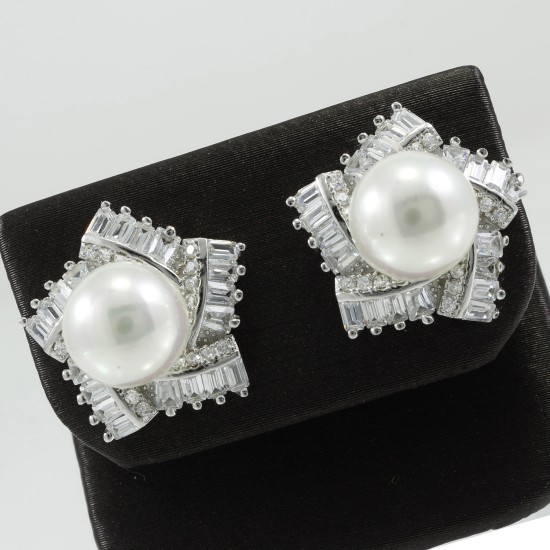 Fashionable Pearl Stud Earring