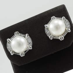 Fashionable Silver Earring With With freshwater Pearl 
