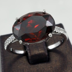 Fashionable Garnet Ring