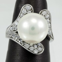 Fashionable Pearl Ring