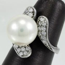 Fashionable Pearl Ring