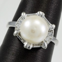 Fashionable ring with pearl and lab created White Sapphire stones