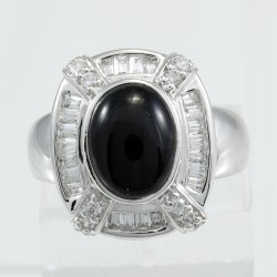 Fashionable ring with onyx 