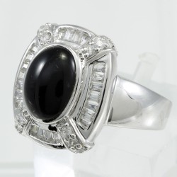 Fashionable ring with onyx 